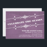 Convite para Feriado de Quadro de Chalkboard em Pú<br><div class="desc">Feriado de Chalkboard Elegante e na moda, Incitação em roxo, com uma borda de deco artístico e um quadro de tendências. Este convite chic é perfeito para convidar amigos para a sua festa de férias! Fácil de personalizar, basta adicionar os detalhes da sua parte nos campos de texto fornecidos. Clique...</div>