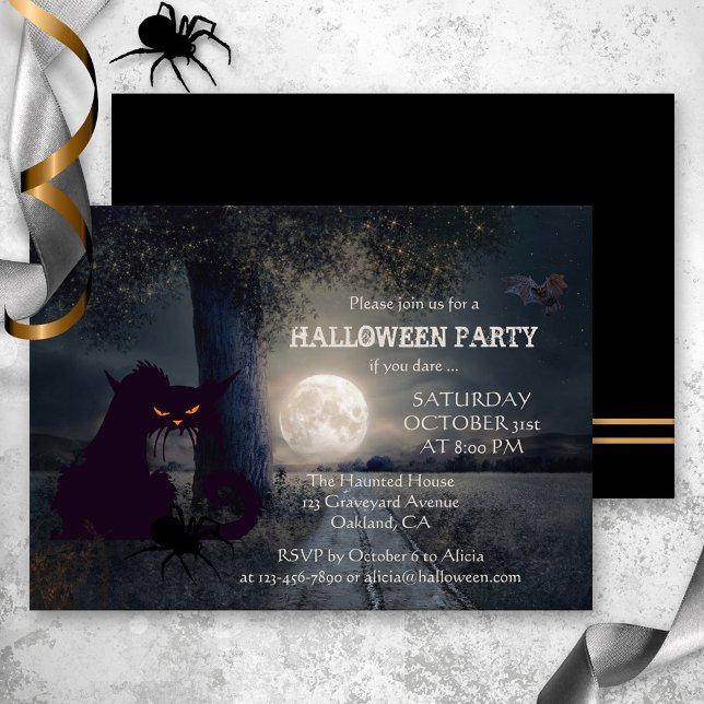 Convite para Festa de Dia das Bruxas de Gato Negro (Halloween party invitation showing a black cat on a spooky night with a spider and bat at full moon)