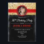 Convite para Fotografias de aniversário de 30 anos<br><div class="desc">Convite para aniversário de 30 anos com a sua design de Elegante fotográfica em preto,  ouro brilhante falso com uma dica de vermelho. Perfeito para a trinta festas de aniversário feminina. Pode ser personalizado para qualquer idade!</div>