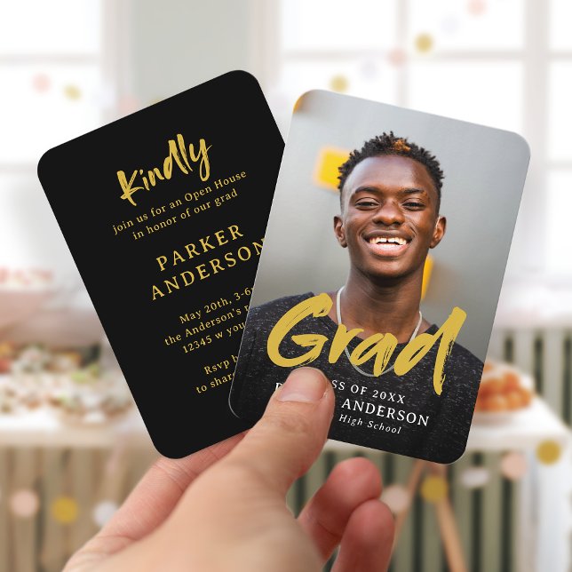 Convite para Graduação de Fotos de Script Moderno  (Black Gold Modern Script Photo Graduation Invite)