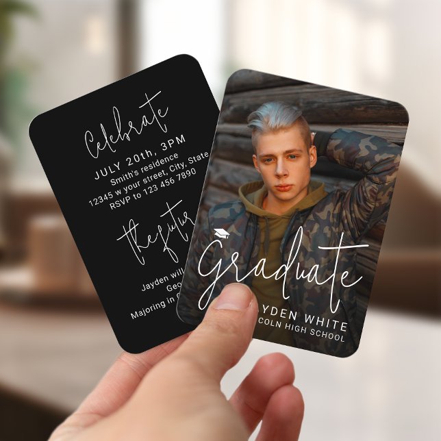 Convite para Graduação de Fotos de Script Moderno  (Mini Black Modern Script Photo Graduation Invite)