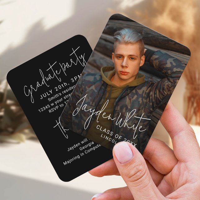 Convite para Graduação de Fotos de Script Moderno  (Mini Black Modern Script Photo Graduation Invite)