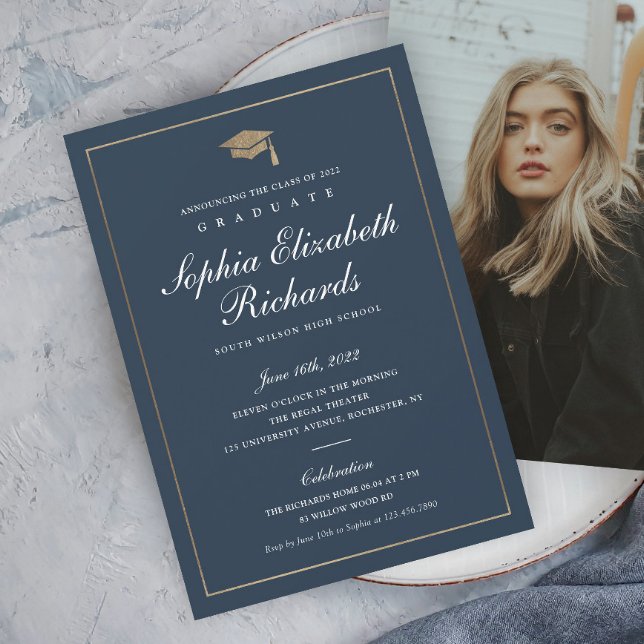 Convite para Graduação de Fotos Dourada de Script  (Elegant calligraphy navy blue and gold photo graduation invitation.)