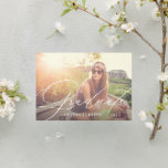 Convite para Graduação de Fotos por Script de Gran<br><div class="desc">Comemore o formando ao estilo com este convite fotográfico com uma grande tipografia de scripts. Adicione os detalhes do evento ao fundo.</div>