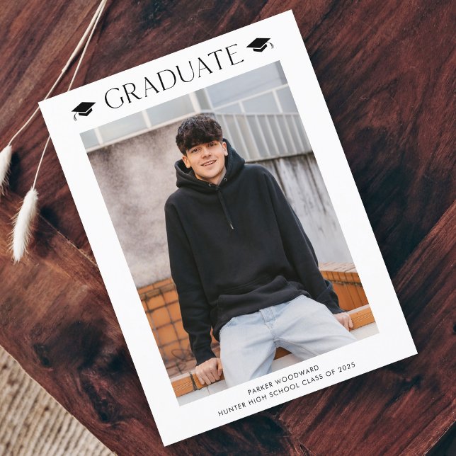 Convite para Graduação de Fotos Simples (Simple black and white cap photo graduation invitation announcement postcard.)