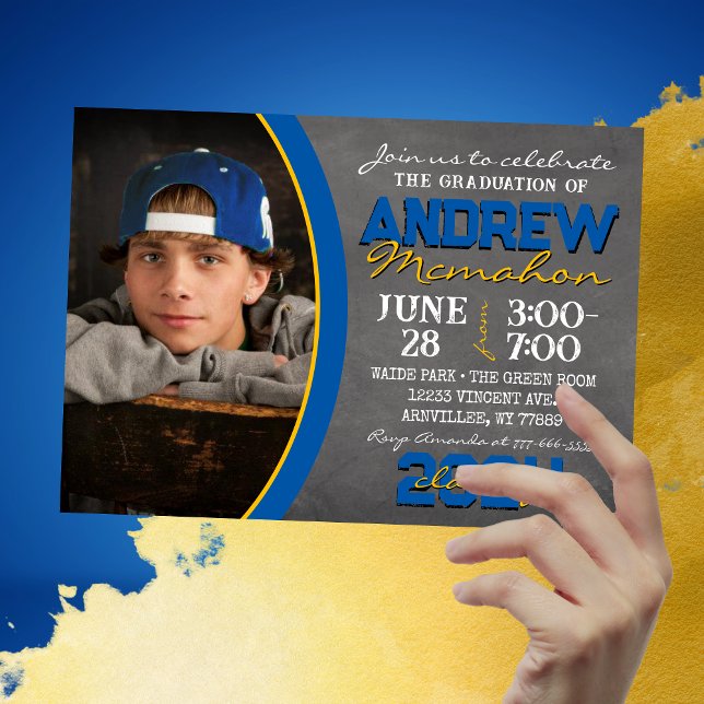 Convite para Graduação de Quadro Azul e Dourado (Blue & Gold Chalkboard Photo Graduation Invitations. Available printed or digital download)