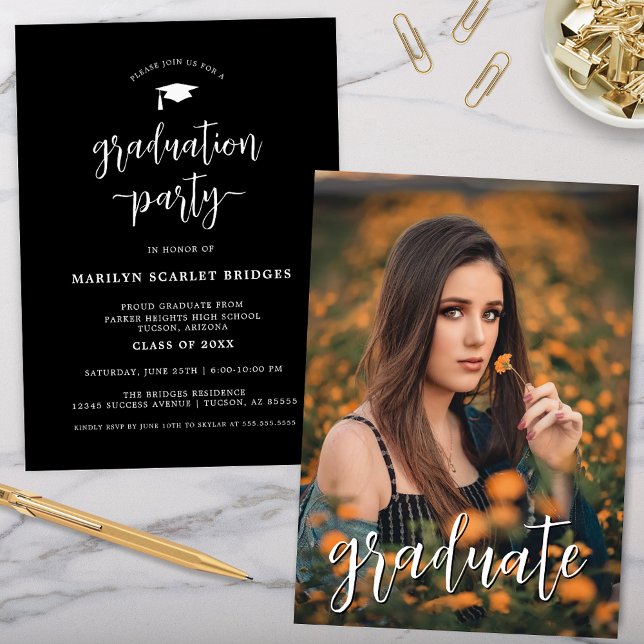 Convite para Graduação de Script Moderno Simples P (black simple script graduation party invitation with modern typography and single graduate portrait)