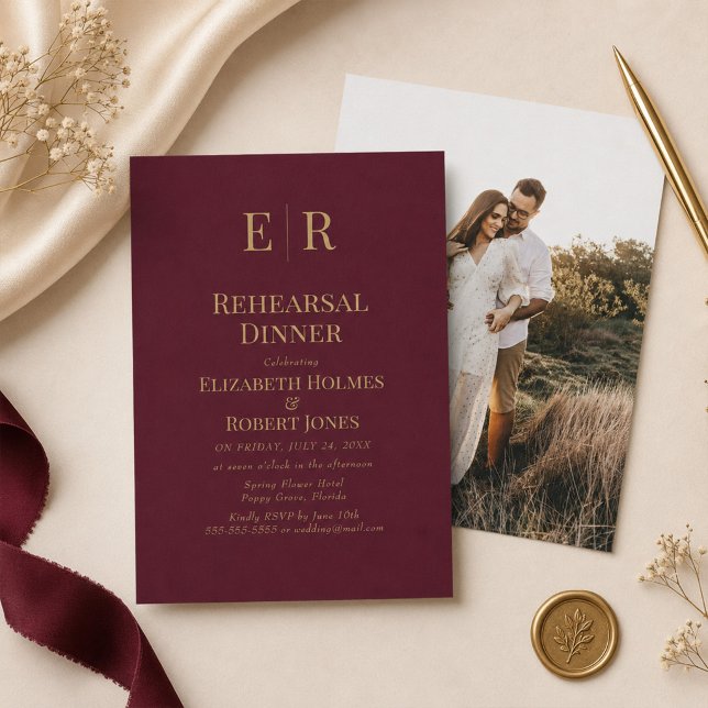 Convite para Jantar de Ensaios com Monograma em Do (Burgundy Gold Monogram Rehearsal Dinner Invitation on a table with elegant wedding decor)
