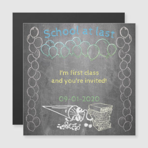 Convite para matrícula escolar no quadro negro