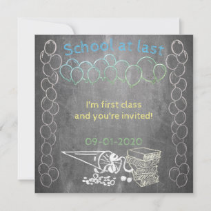 Convite para matrícula escolar no quadro negro