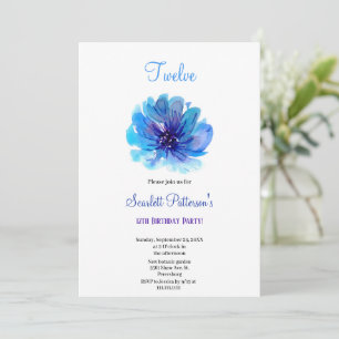 convite para o aniversário de flores azuis e roxas