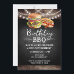 Convite para o aniversário do CHURRASCO 50º aniver<br><div class="desc">Convites de CHURRASCO de aniversário. É fácil personalizar. Todo o texto é ajustável e fácil de mudar para as necessidades do seu próprio partido. Elementos de fundo rusticados das luzes de string. Diversão Chalkboard espirra e floresce. Hambúrguer de aquarela e gráficos de hotdog. Convites para ele. design de aniversário de...</div>