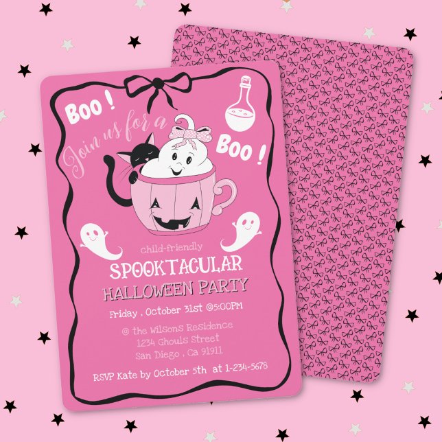 Convite para o Dia das Bruxas de Crianças Rosa e B (Cute pink kid-friendly Halloween party invitation with a doodle black bow .)