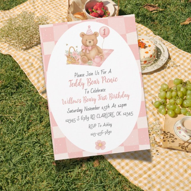 Convite para primeiro aniversario de Beary Rosa (Teddy Bear Picnic themed first birthday invitation design with charming picnic elements.)