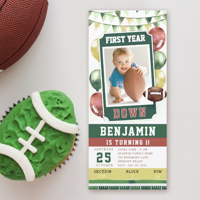 Convite para primeiro aniversario Feliz de Futebol (first year down football birthday invitation photo template balloons watercolor sports boy green)