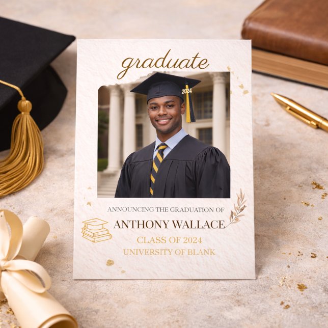 Convite para Retrato de Estudioso de Ouro (Gold accented graduate portrait layout for announcing a college commencement milestone)