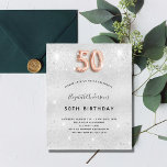 Convite para rosa de prata de 50 anos<br><div class="desc">Um convite moderno,  na moda e glamouroso para a 50ª festa de aniversário. Um fundo com aparência de prata falsa,  decorado com poeira brilhante. Personalize e adicione o seu nome e detalhes da festa. O número 50 é escrito com uma fonte do estilo do balão rosa dourado,  script.</div>
