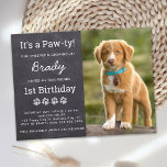 Convite Personalizado De Fotografia De Festa de an<br><div class="desc">Puppy Pawty! Faça o aniversário do seu filhote ou cão com este simples cartão de convite de aniversário para cães de tabuleiro e impressão de pata. Adicione a foto favorita de seu filhote e personalize com nome, idade de aniversário e todas as informações de festa de aniversário de filhotes! Este...</div>