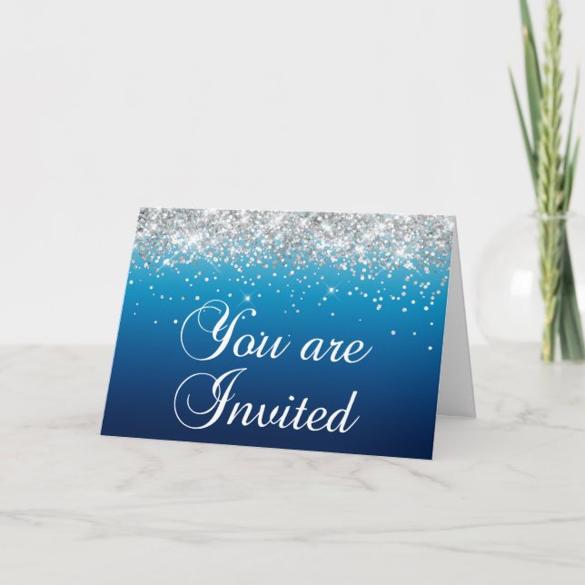 Convite Prateado Glitter Azul Gradiente Feminino Você Está (Frente)