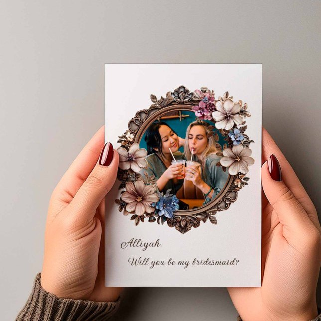 Convite Proposta de Bridesmaid de Foto Redonda Floral Vito (Victorian Round Frame WYB Card)