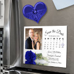 Convite Rosa Azul Real Calendário e Imagem de Data de Salv<br><div class="desc">Estes belos cartões magnéticos são a forma perfeita de deixar a sua família e amigos saberem salvar a data do seu próximo casamento. A design romântica apresenta um solteiro longo e vívido, azul real ou rosa de cobalto gravado em seu lado, refletindo ou espelhado em uma piscina d'água com sua...</div>