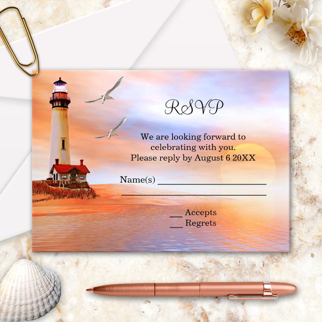 Convite RSVP de Gabinete de Casamento de Farol de  (Wedding RSVP invitation or enclosure card with a painting of a lighthouse at the beach)