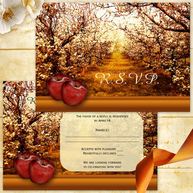 Convite RSVP para Casamento RSVP de Pomada de Maçã (Elegant RSVP card featuring an image of an apple orchard and apples in warm ocher and red )