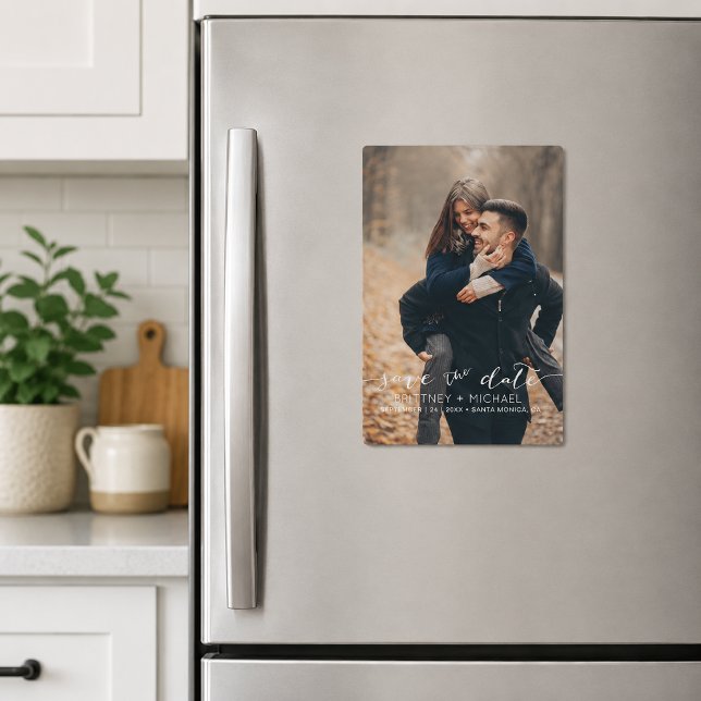 Convite Salvar data de casamento com foto completa moderna (Modern save the date magnet featuring elegant handwritten script typography over a full photo layout)