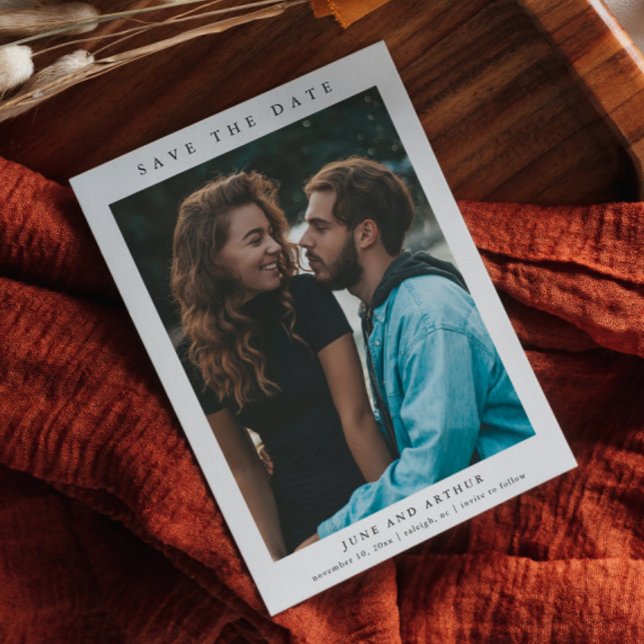 Convite Simples Foto Casamento Salvar a Data (Simple black and white wedding photo save the date magnetic invitation.)