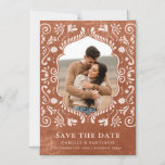 Convite Terracotta Papel Picado Foto Salvar Data<br><div class="desc">Celebre o seu amor com este casamento temático do terracotta mexicano Salve o Cartão de Encontro com um intrincado design floral. Perfeito para um casamento inspirado em boho. Correspondendo itens em nossa loja Designs do Partido Cava.</div>