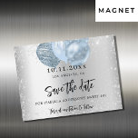 Convite Um doce ímã de 16 balões azuis prateados para salv<br><div class="desc">Uma cinta e moda Salve o cartão magnético Date para uma doce 16, 16 festa de aniversário. Um fundo com aspecto fino prateado decorado com pó falso prateado brilhante e balões azuis. Personalize e adicione uma data e nome/idade. O texto: Salvar a Data é gravado com um script de estilo...</div>