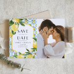 Convite Watercolor Lemon Mediterranean Photo Save the Date<br><div class="desc">Anuncie seu dia especial com nossa Imã salve a data de fotos personalizável, com uma vibrante moldura de aquarela de limões frescos. Esta design de aquarela combina os alegres tons amarelos dos limões com a elegância de um padrão de azulejo marroquino branco, azul e amarelo, criando um estilo mediterrânico. A...</div>