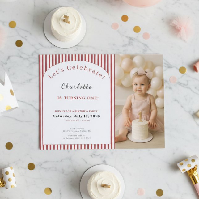 Convites 1st Birthday Invitation • Photo Template Red Strip (Photo first birthday invitation with red stripes and baby girl holding a cake, modern and elegant de)