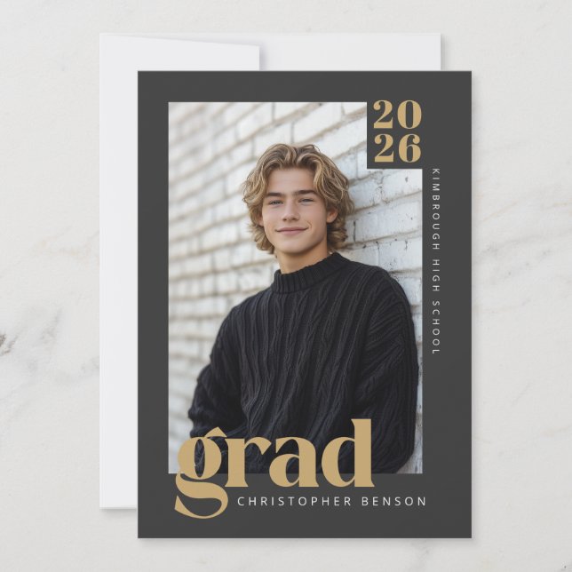 Convites 2026 Modern Charcoal & Warm Gold Graduation (Frente)