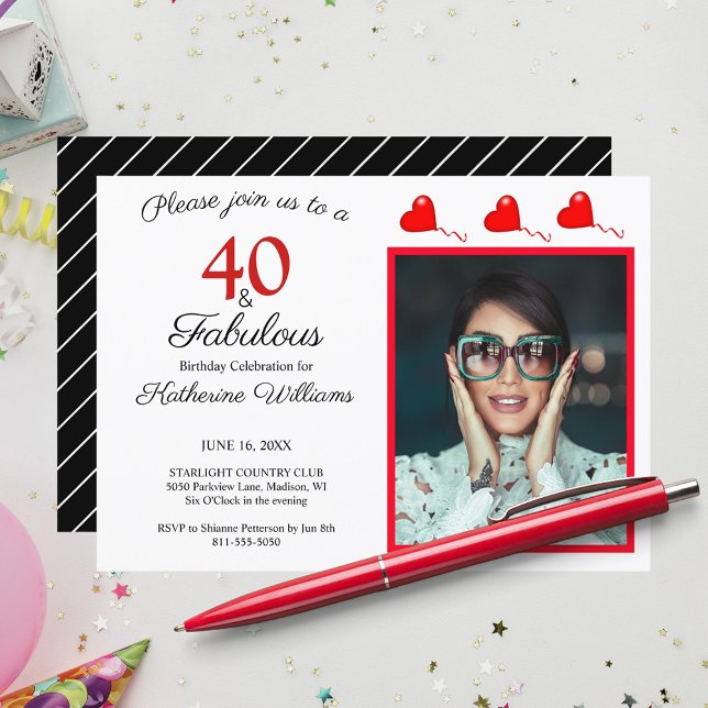 Convites 40 e fabuloso aniversário de 40 anos vermelho pret (40 & Fabulous Photo Red 40th Birthday Black White Invitation)