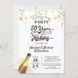 Convites 50º Aniversário do Casamento ANOS-TRIMESTRAIS NO F<br><div class="desc">Pop de cortiça para uma festa de aniversário de casamento 50 ANOS NO FAZER desses convites com design de título de tipografia retrô que incorpora seu ano de casamento na design. Negro e ouro com galerias de garland douradas. Entre em contato com o designer por meio do Zazzle Chat ou...</div>