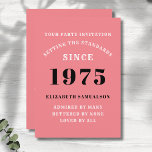 Convites 50º aniversário personalizado Adicionar seu nome a<br><div class="desc">Para esses nasceres em 1975 e celebrando a sua festa de aniversário, temos o cartão de convite de aniversário ideal. O fundo cor-de-rosa com um design branco e preto é simples e, no entanto, elegante. Personalize facilmente o texto na frente e na parte traseira deste cartão de convite de aniversário...</div>