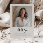 Convites 50° aniversário de 50° quadrado do coração<br><div class="desc">Celebre seu fabuloso 50º estilo com este convite de aniversário moderno! Apresentando um espaço personalizável para sua própria foto e a palavra "cinquenta" realçada com um pequeno coração delicado, esta design exude elegância e charme. É perfeito para destacar este marco e este partido. Ponha o tom para uma comemoração inesquecível...</div>