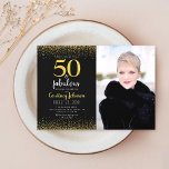 Convites 50 e fabulosa foto de ouro negro e brilhante<br><div class="desc">"50 e fabuloso." Orgulha-te, regozija-te e lança-te em 50 com estilo! Mande essa brilhante, moderna e brilhante cintilação de ouro no 50º aniversário personalizado convite para uma celebração a lembrar. Também estão disponíveis envelopes de coordenação, etiquetas, placas de papel, guardanapos e outros itens. Garantido para adicionar diversão na moda ao...</div>