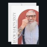 Convites 60ª fotografia de arco simples festa de aniversári<br><div class="desc">60° convite de aniversário simples moderno. Design de tipografia moderna elegante.</div>