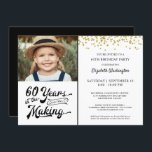 Convites 60º aniversário 60 ANOS NO FAZER Dourado Confetti<br><div class="desc">Convide seus hóspedes com este convite de 60 anos com uma borda de confetti dourada apresentando um design de tipografia retrô de 60 ANOS NO FAZER com seu ano de nascimento integrado no design. Adicione uma foto atual ou uma foto de seus anos mais jovens para um convite divertido com...</div>
