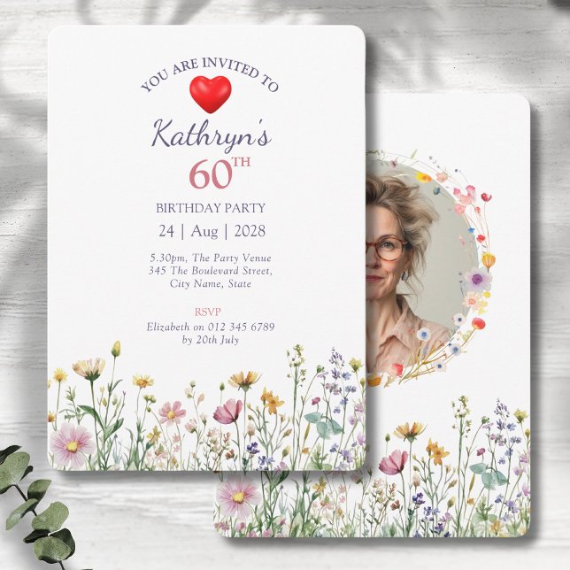Convites 60º Aniversário do Jardim Florestal Foto de Prado  (60th birthday party invitations with wild garden meadow flowers on a grey wood background)