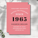 Convites 60º aniversário personalizado Adicionar seu nome a<br><div class="desc">Para esses nasceres em 1965 e celebrando a sua festa de aniversário, temos o cartão de convite de aniversário ideal. O fundo cor-de-rosa com um design branco e preto é simples e, no entanto, elegante. Personalize facilmente o texto na frente e na parte traseira deste cartão de convite de aniversário...</div>