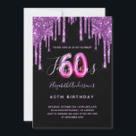Convites 60 e Fabuloso brilho violeta preto<br><div class="desc">Um convite de aniversário feminino e feminino 60 e fabuloso. Na frente: Um fundo preto chic. Decorado com púrpura escura e púrpura pingando, pintura pingando aparência. Personalize e adicione um nome e detalhes da parte. O nome é escrito com um script de estilo manuscrito, letras claras e roxas. Idade: 60...</div>