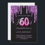 Convites 60 e Fabuloso brilho violeta preto<br><div class="desc">Um convite de aniversário feminino e feminino 60 e fabuloso. Na frente: Um fundo preto chic. Decorado com púrpura escura e púrpura pingando, pintura pingando aparência. Personalize e adicione um nome e detalhes da parte. O nome é escrito com um script de estilo manuscrito, letras claras e roxas. Idade: 60...</div>