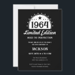 Convites 60.o Aniversário Edição Limitada<br><div class="desc">Simples Faux Whiskey/Beer rotula convites de festas de aniversários adultos estilizados. Todo o texto pode ser editado para as necessidades do seu próprio partido. Mínimo preto e branco - Clássico design de Vintage.</div>