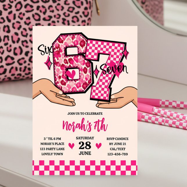 Convites 6 7 Meme Varsity Leopard Xadrez Menina Festa (Varsity 6 7 numbers in hands meme with checkerboard and leopard print )