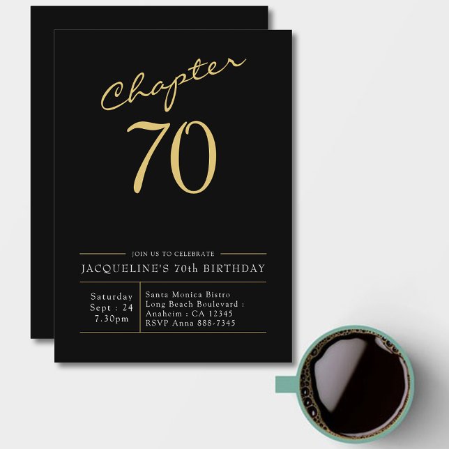 Convites 70 Birthday Dourado Script Preto (Chapter 70th. 70th Birthday black and gold birthday invitation with name and age.)