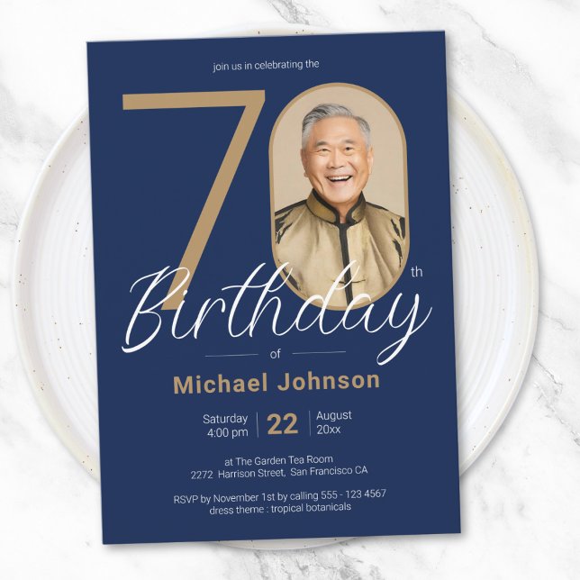 Convites 70 de Foto Azul com Marinho Dourado Simples (Simple Chic Gold Navy Blue Photo 70th Birthday Invitation)