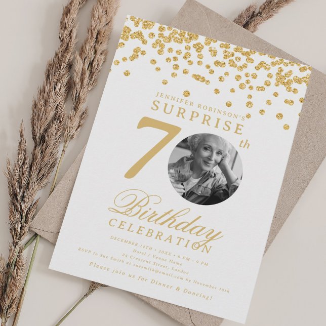 Convites 70 de Foto SURPRESA Aniversário Dourado Confetti (SURPRISE Photo 70th Birthday Gold Confetti Invitation)